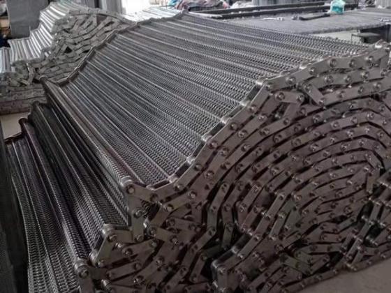 Chain-Driven Conveyor Belt – Material Handling System – For Sale